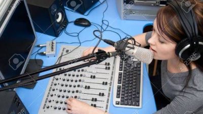 jadi penyiar radio