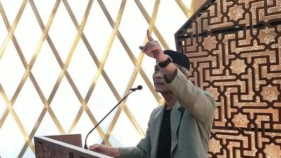 Gestur Tangan Saat Tampil di Mimbar