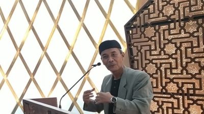 Gestur Tangan Saat Tampil di Mimbar