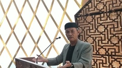 Gestur Tangan Saat Tampil di Mimbar