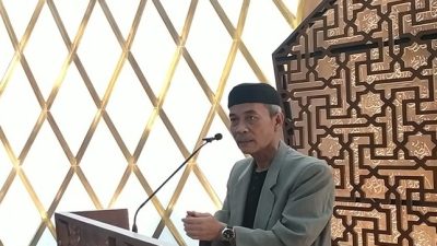 Gestur Tangan Saat Tampil di Mimbar